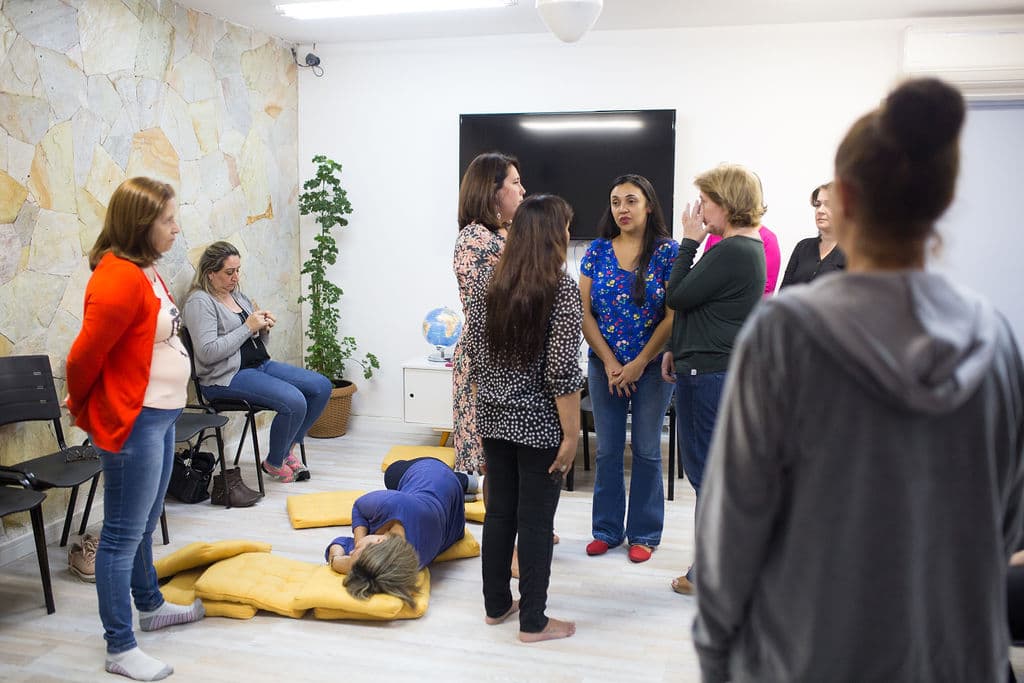 Sessão de Constelação Familiar em grupo conduzida por Danielle Bento